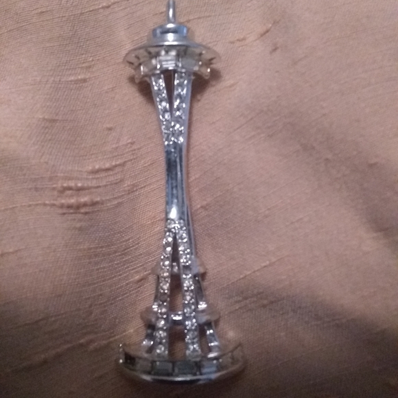 Space Needle Brooch - Picture 1 of 8